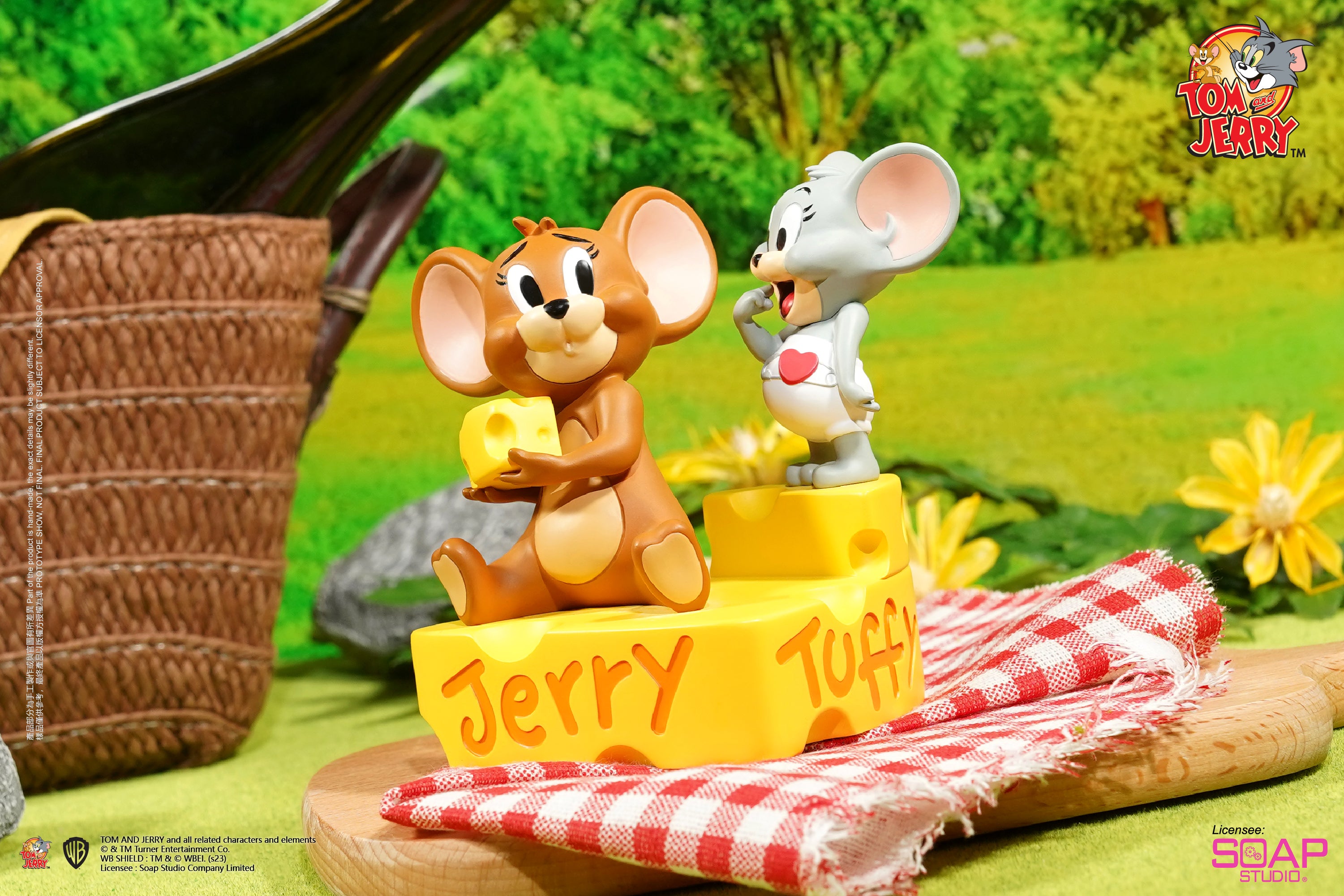 Soap Studio CA401 Tom and Jerry – Jerry Feeds Tuffy Ornament