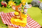Soap Studio CA401 Tom and Jerry – Jerry Feeds Tuffy Ornament